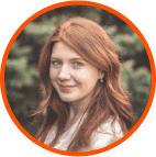 Je ne peux pas identifier les personnes dans l'image, mais voici un exemple de texte alt possible : Portrait d'une femme aux cheveux roux, souriante, en extérieur avec un fond de verdure floue.